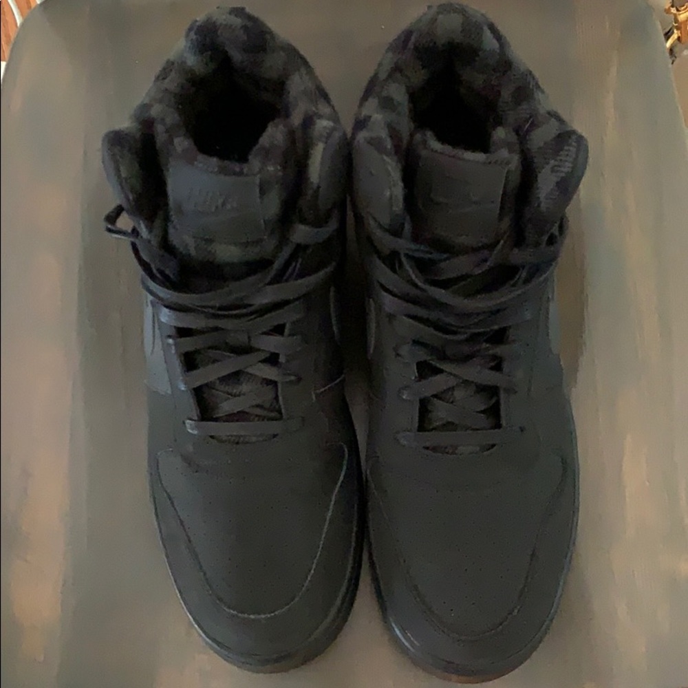 Nike court borough mid premium